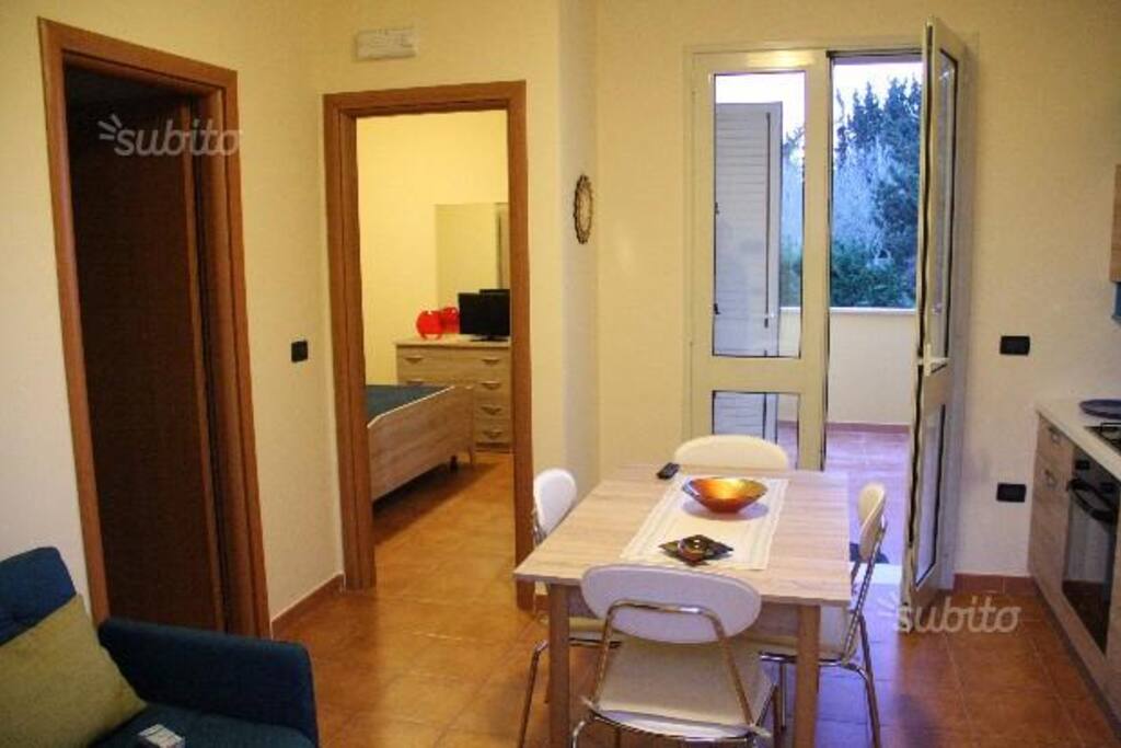 Ubicato al 1° piano di un grazioso complesso residenziale nella marina di Torre dell'Orso, Località
Torre Saracena, l'immobile che si offre in locazione è composto da ingresso/soggiorno, cucina con angolo cottura, divano letto con 2 posti, camera matrimoniale, bagno e terrazzino con tavolo/sedie ideale per pranzi o cene all'aperto e pilozza esterna.
L'immobile è stato appena ristrutturato ed è dotato di ogni comfort: TV a schermo piatto, condizionatore, frigo, forno, arredamento nuovo, ferro da stiro, phon, stoviglie e biancheria incluse.
La zona è ben servita: a pochi passi si trova un supermercato, un tabaccaio, un giornalaio, vari ristoranti e pizzerie. Vi è inoltre, nel periodo estivo, possibilità di navetta per raggiungere in tutta comodità le vicine spiagge.
Percorrendo pochi km in automobile, è possibile raggiungere le più belle località del Salento: a 10 km si trova la splendida Otranto, a 3 km San Foca, a 1 km Torre Sant'Andrea, a 20 km Lecce, a 40 Porto Cesareo e a 50 km Gallipoli, chiamata la perla dello Ionio.
Per informazioni e prenotazioni chiamare al n. 329 6492273 o 345 8675550.
Giacomo