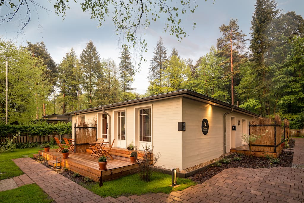 Außenansicht Little Suites im Frühling
