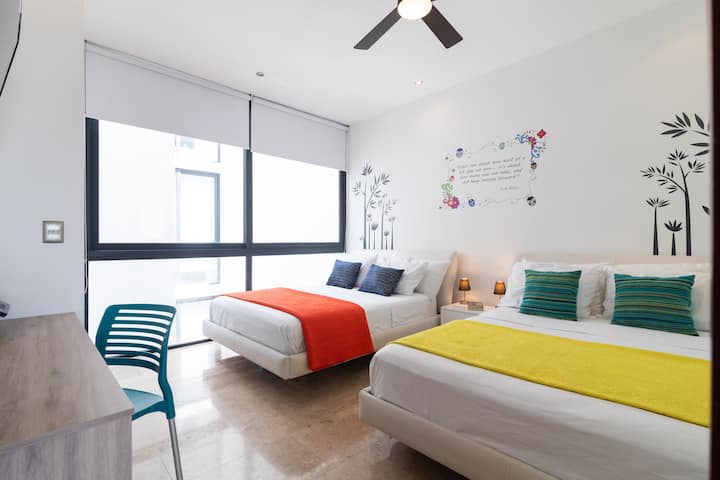 Chumba cha pili na vitanda viwili vya upana wa futi tano. Madirisha makubwa. Dawati lenye printa kwa ajili ya wale wanaohitaji kufanya kazi.