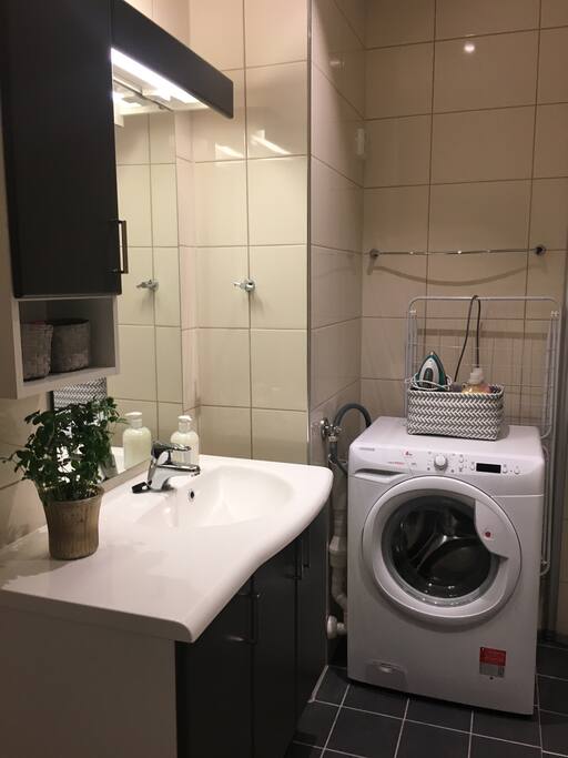 Bad med grei str. Inneholder også vaskemaskin
