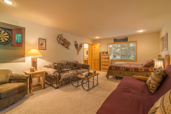 Chumba cha kulala 3 ni chumba kikuu cha pili kilicho na kochi, kiti, bafu kamili la ndani, na kitanda cha mapacha ambacho kinabadilika kuwa kitanda cha ukubwa wa mfalme.