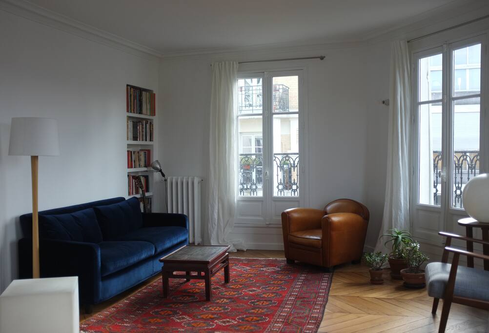 salon confortable avec vue dégagée