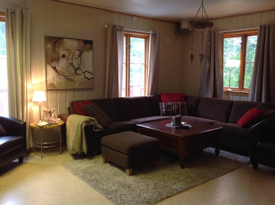 Hovedstua/salongen. Her finnes også spisestue til 6 personer.