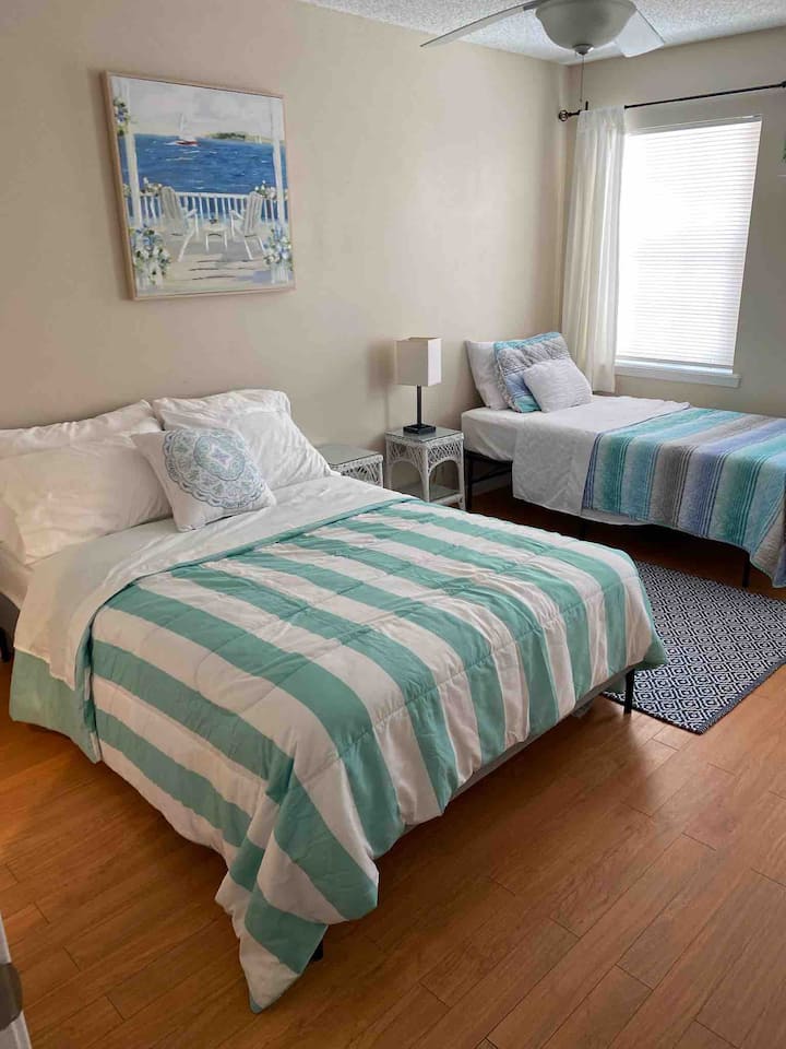 Segundo dormitorio: 1 cama doble.  1 individual. 