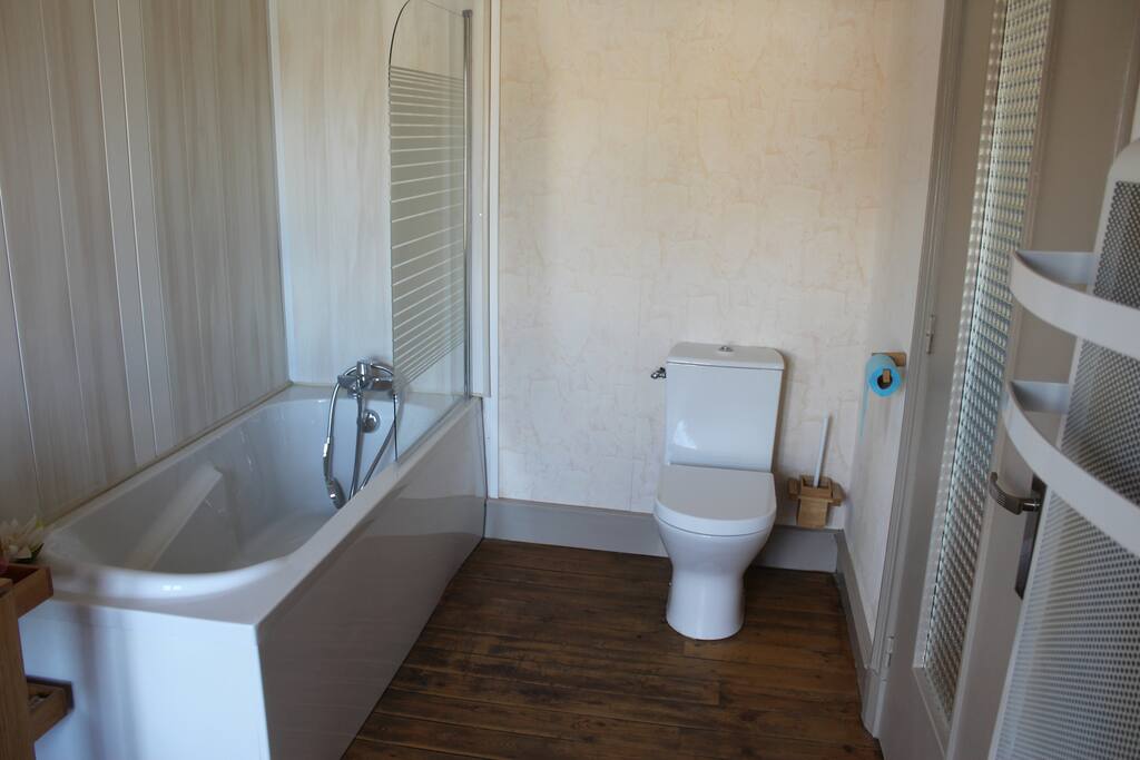 Salle de bains confortable privative