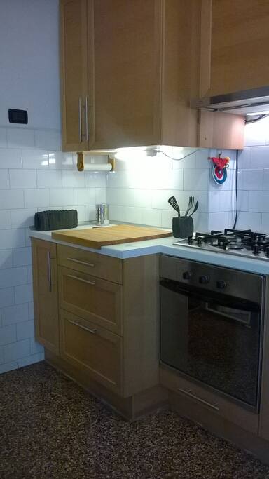 Cucina con angolo di lavoro.