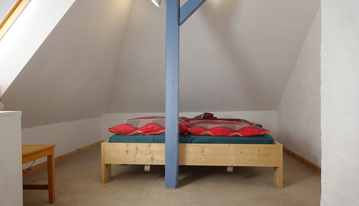 Spálňa s manželskou posteľou.