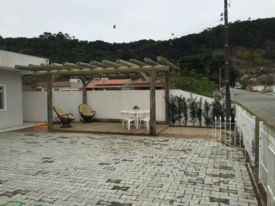 jardim amplo com deck