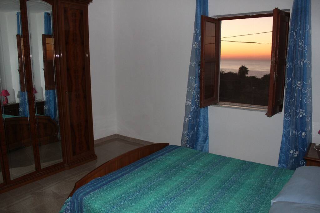 Stanza 1 con letto matrimoniale, armadio, comodini e comò