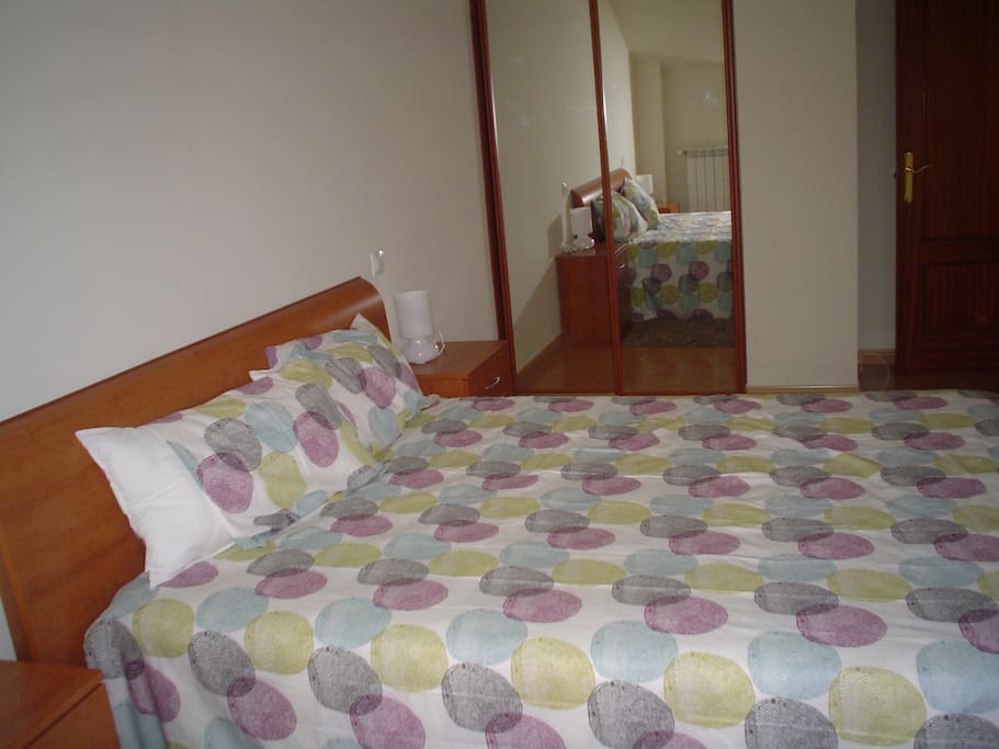 Habitación con cama de 1,50m.