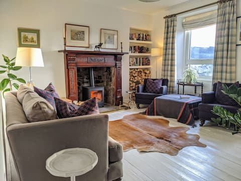 Central Hawick, cosy stylish flat with log burner.