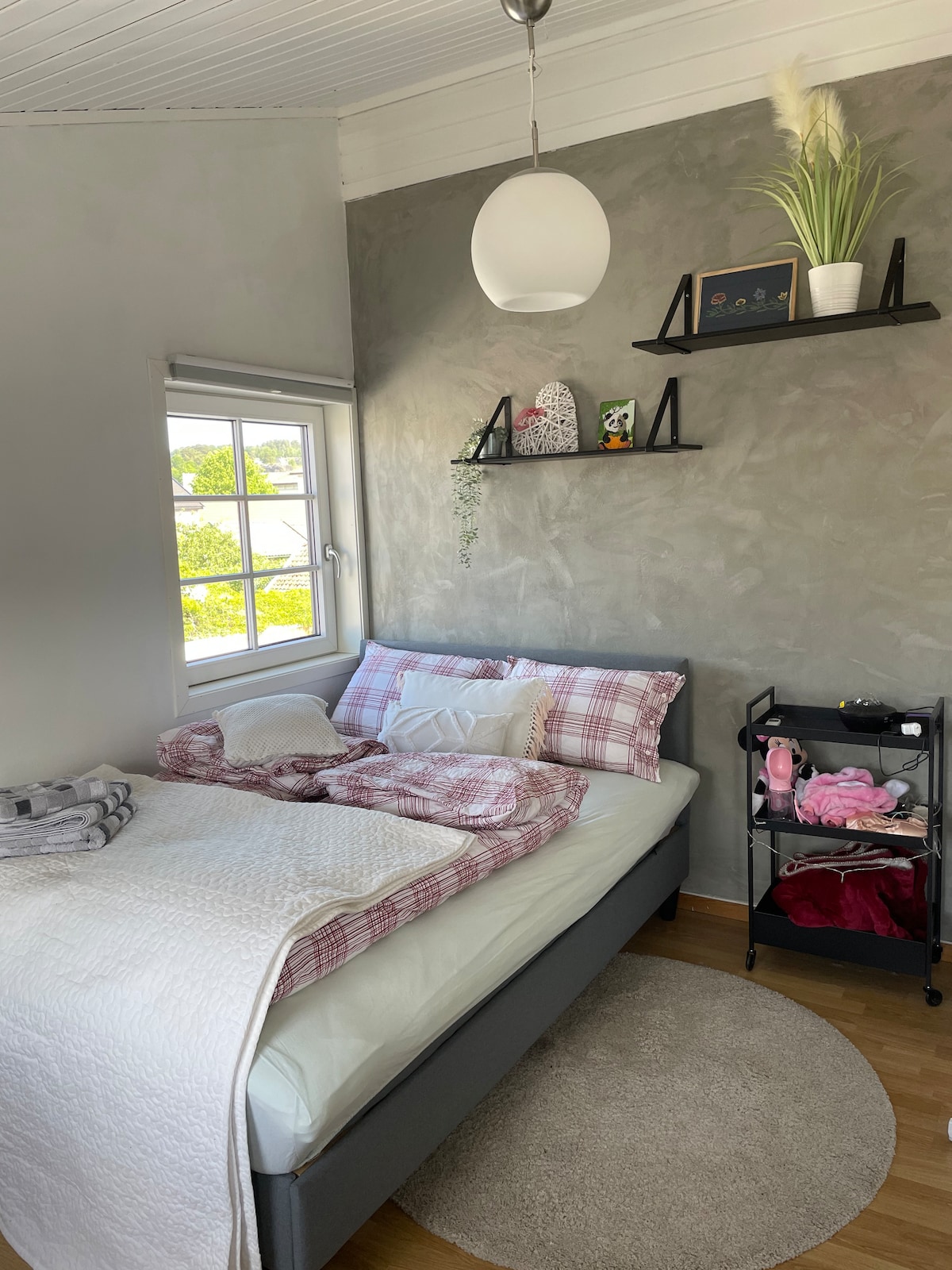 Dormitorio 2 (140 camas) con paredes ligeras recién pintadas y techo inclinado