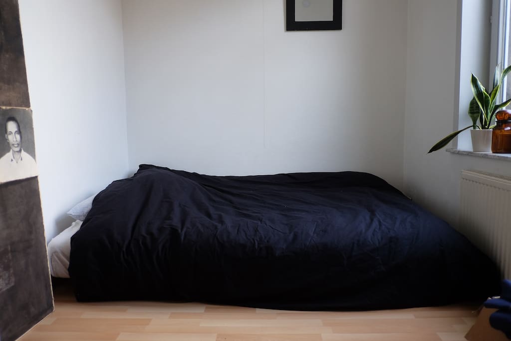 Sleeping room with double bed.