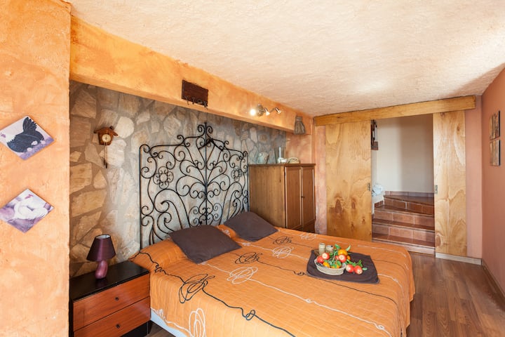 Chambre rez de chaussée, avec accès au jardin.