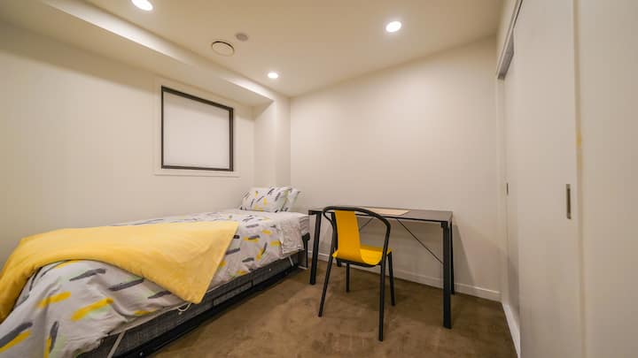 Дополнителна спална соба/студија за вашите алтернативни потреби, во оваа соба може да се сместат до две лица