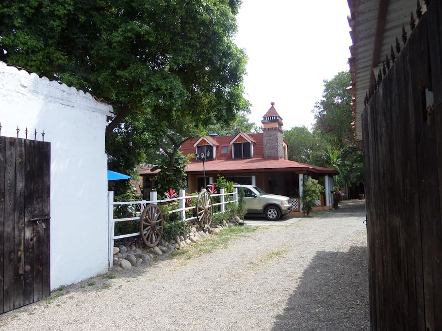 Esta es la puerta principal a tu estancia; al fondo se encuentra el Bungalow detrás de la casa principal.