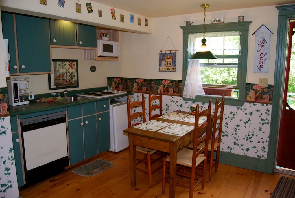 Kitchen fully equipped, pots& pans, dish washer, microwave, antique furnishings. Tea & coffee.