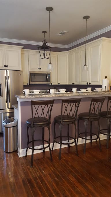 Kitchen & Breakfast Bar