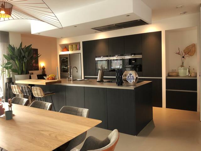 Lovely spacious waterfront home with garden! gallery image 5