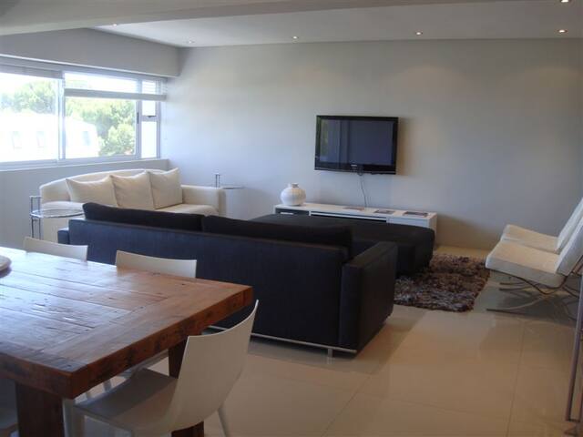 Newly renovated apartment in Sea Point gallery image 3