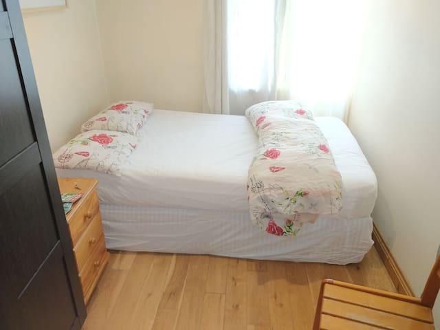 1 bed available in city center (couples friendly)