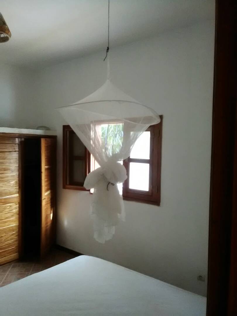 ตู้เสื้อผ้าที่ปลอดภัยพร้อมกุญแจ