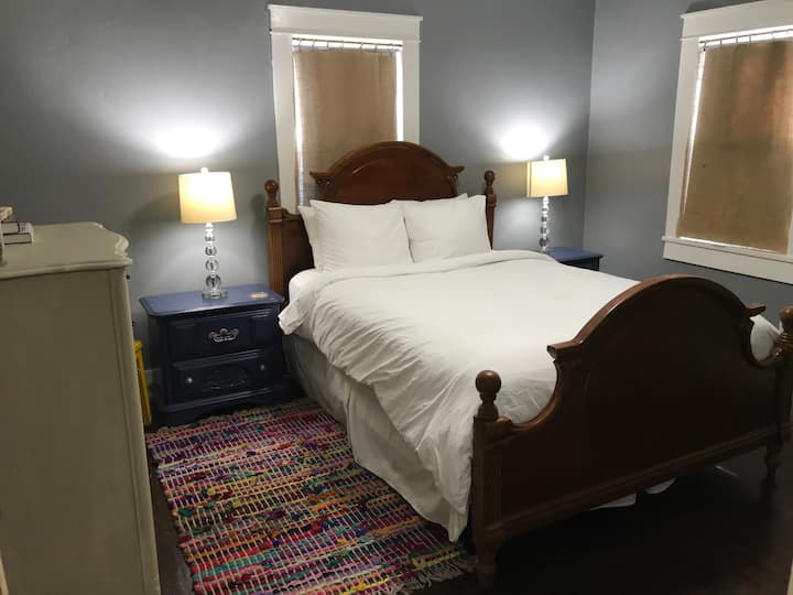 Dhoma e gjumit 1: Krevat dopio "queen".