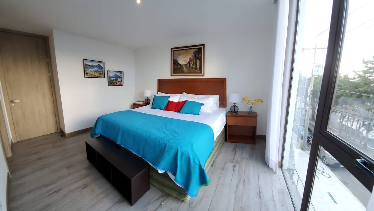 主卧配备加大双人床