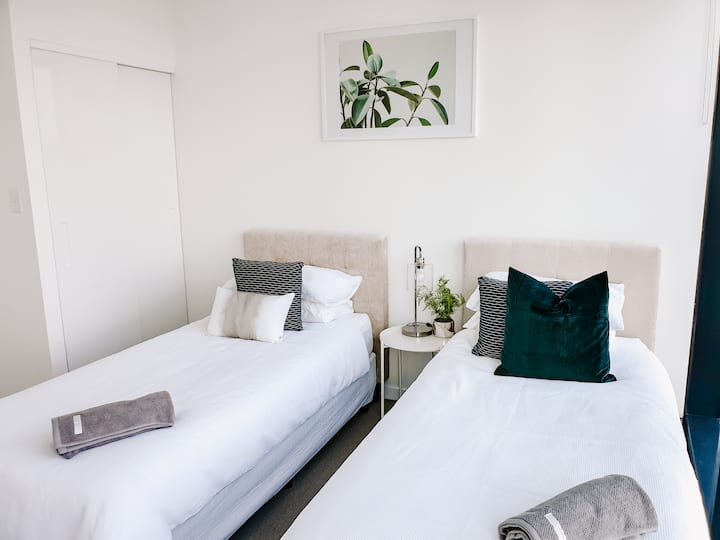 Втора спална соба - 1 брачен кревет (широк 180-220 см) или 2 единечни