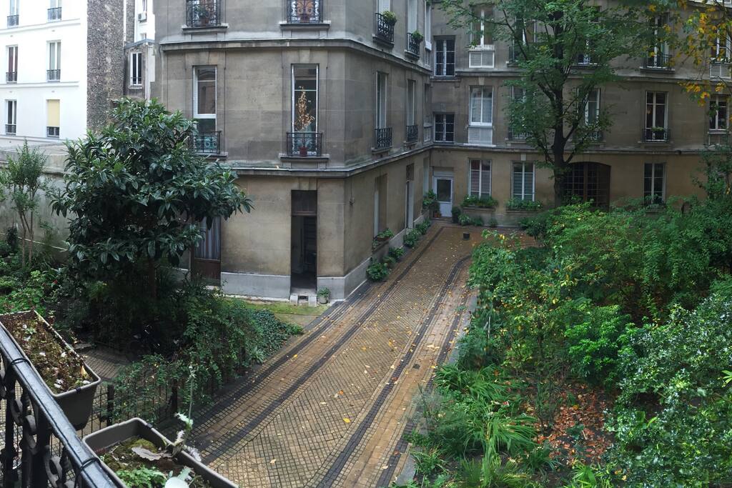 la vue du balcon sur la cour calme