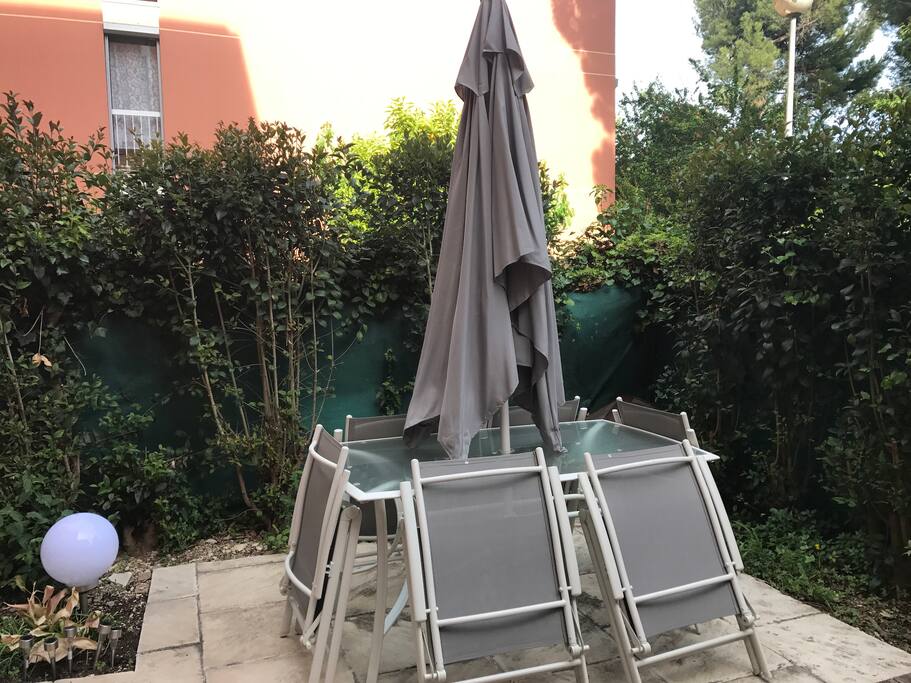 Table à manger extérieure pour 6 personnes avec parasol.