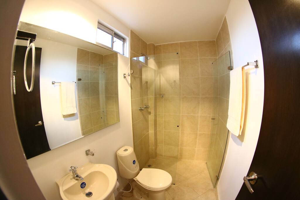 Amplio y cómodo baño