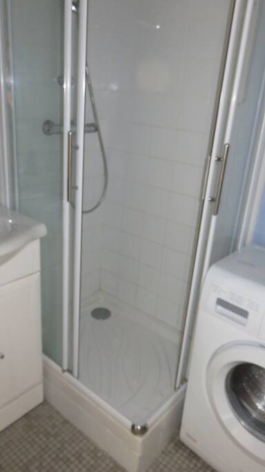 salle d'eau (1) avec lave-linge.