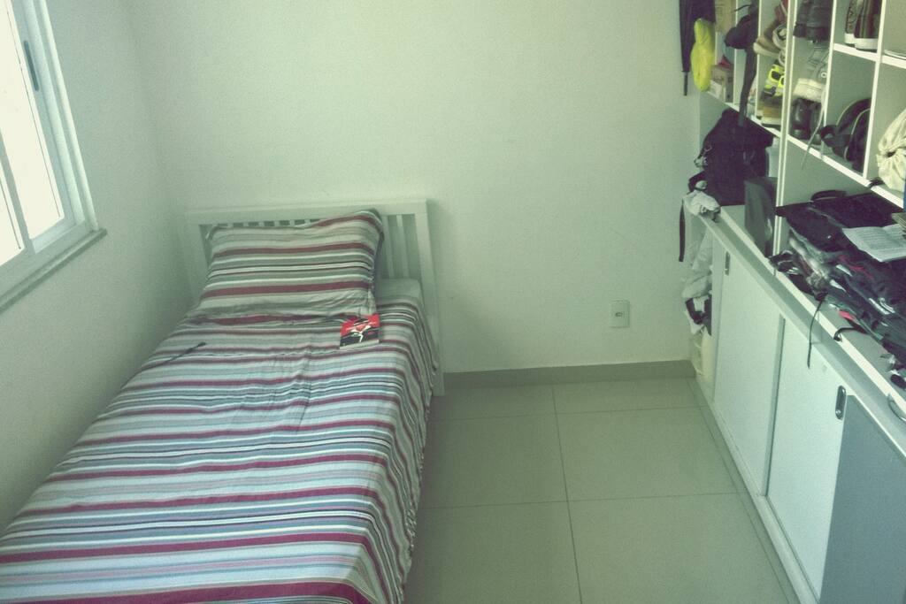 O quarto com armário