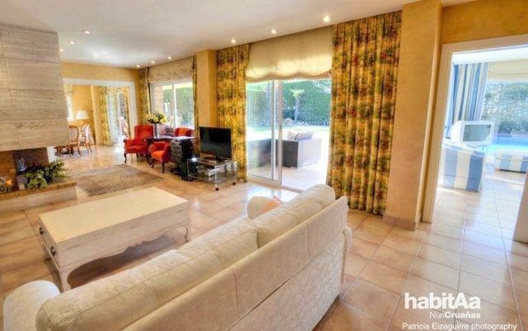 Magnificent villa near the sea gallery image 2