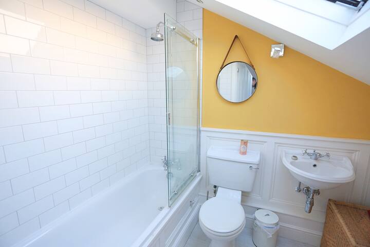 Luxury Central Crouch End House 4 Bed, 3 Bath. gallery image 5