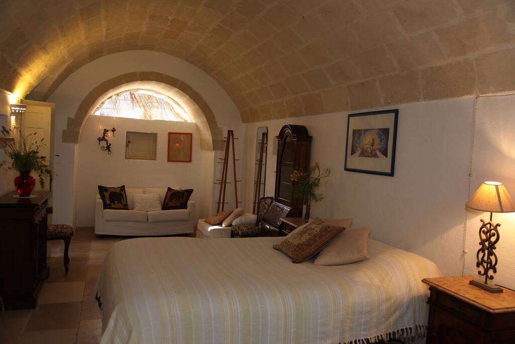 Sleep comfortably on the king size bed.
There is also a single bed nearby should you require it