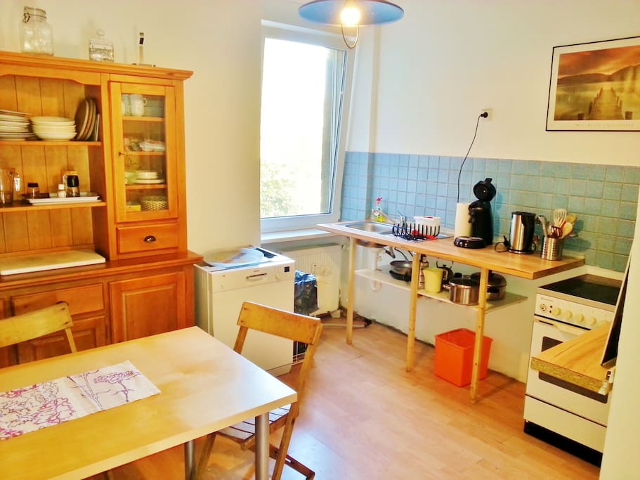 voll ausgestattete Küche mit Kühlschrank, Herd, Backofen, Mikrowelle und Spülmaschine