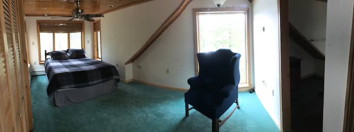 панорамен изглед към спалнята на горния етаж