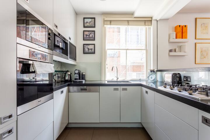 NEW Stunning 5BD Mews House gallery image 4