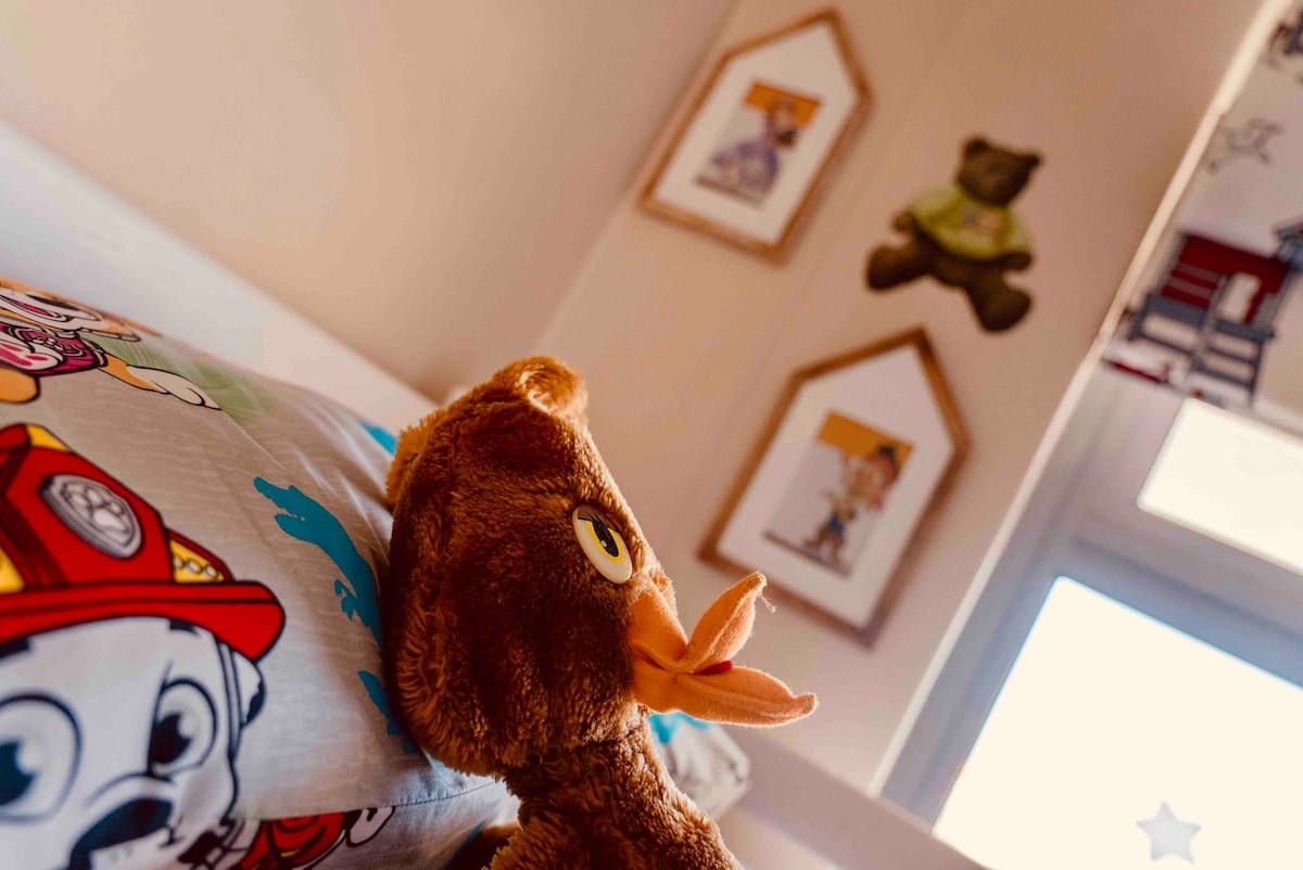 儿童较小的卧室 