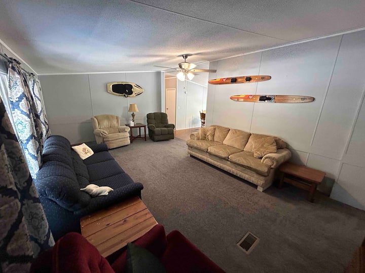 Მისაღები ოთახი
ლურჯი ტახტი არის დედოფლის ზომის დამალული საწოლი