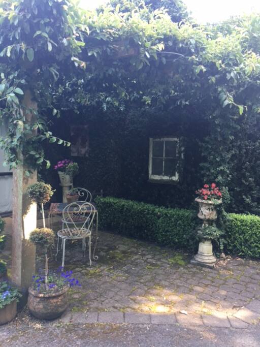 Gorgeous English and park like gardens