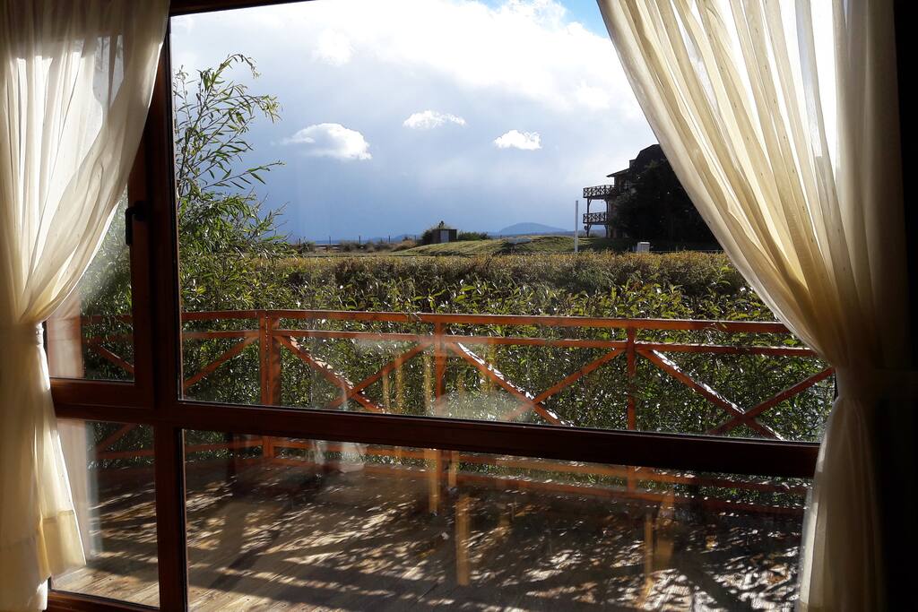 VISTA DESDE EL LIVING AL DECK SOBRE LAGUNA