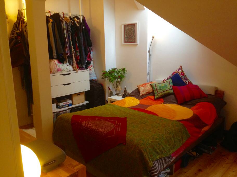 Schlafzimmer mit Doppelbett 140x200
