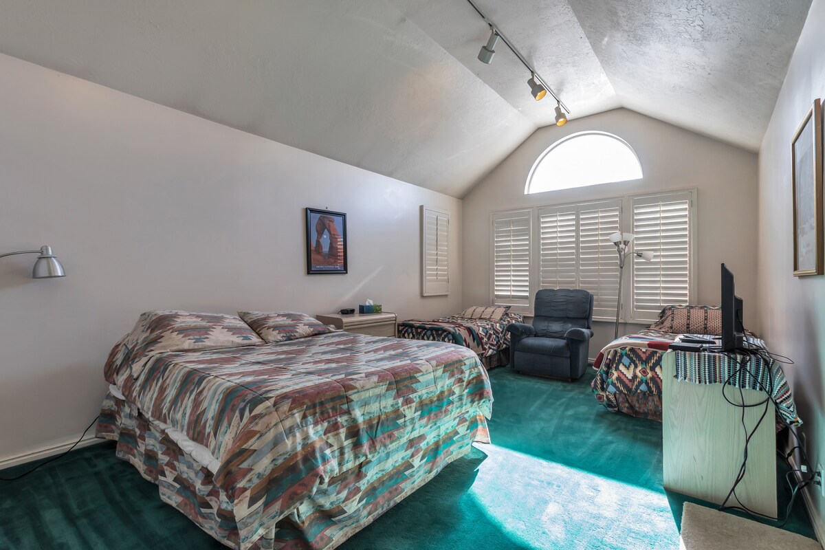 Матер спалня. 1 голямо двойно легло и 2 единични легла. Телевизор