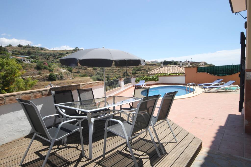 Terraza exterior y piscina
