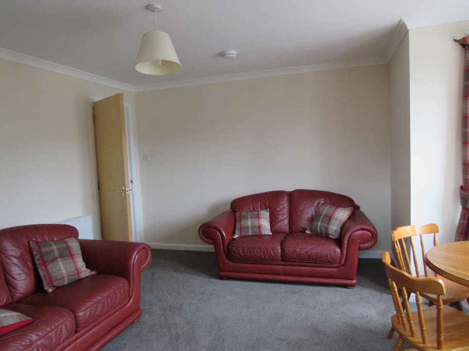 Livingroom with dining table for 4
