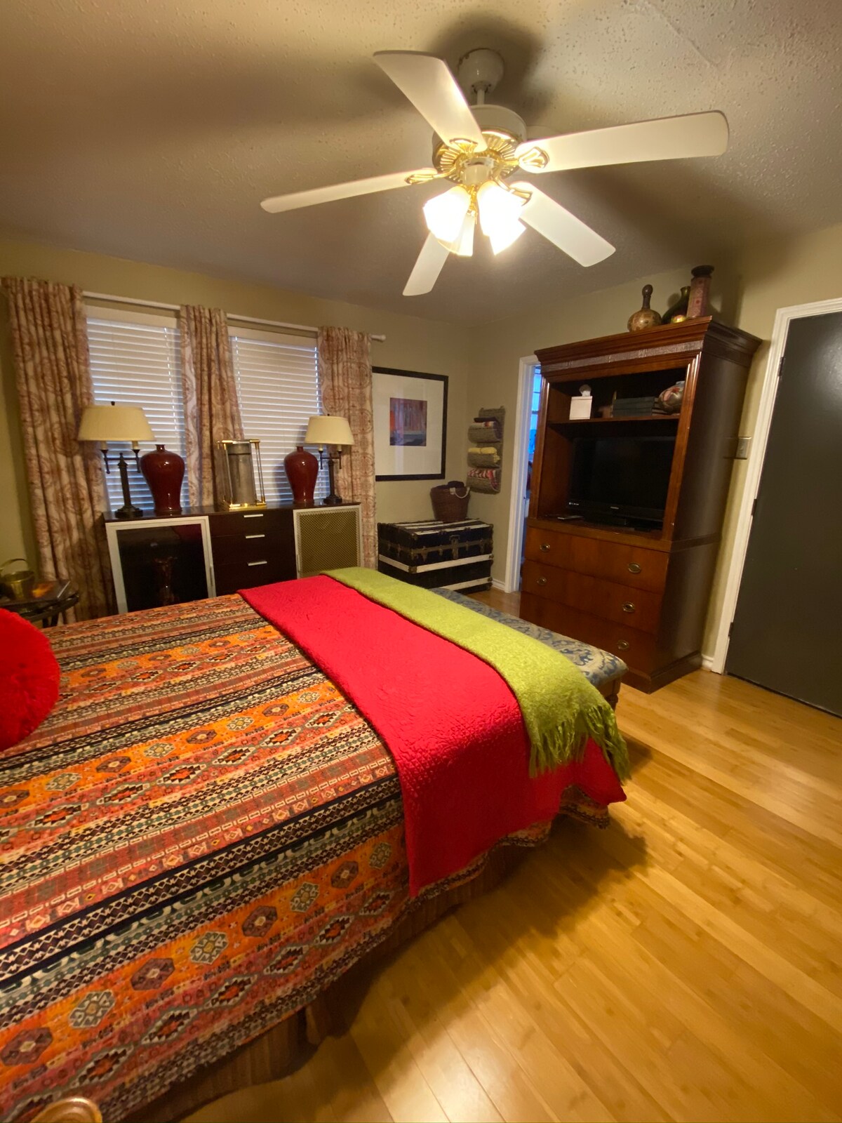 带标准双人床的卧室