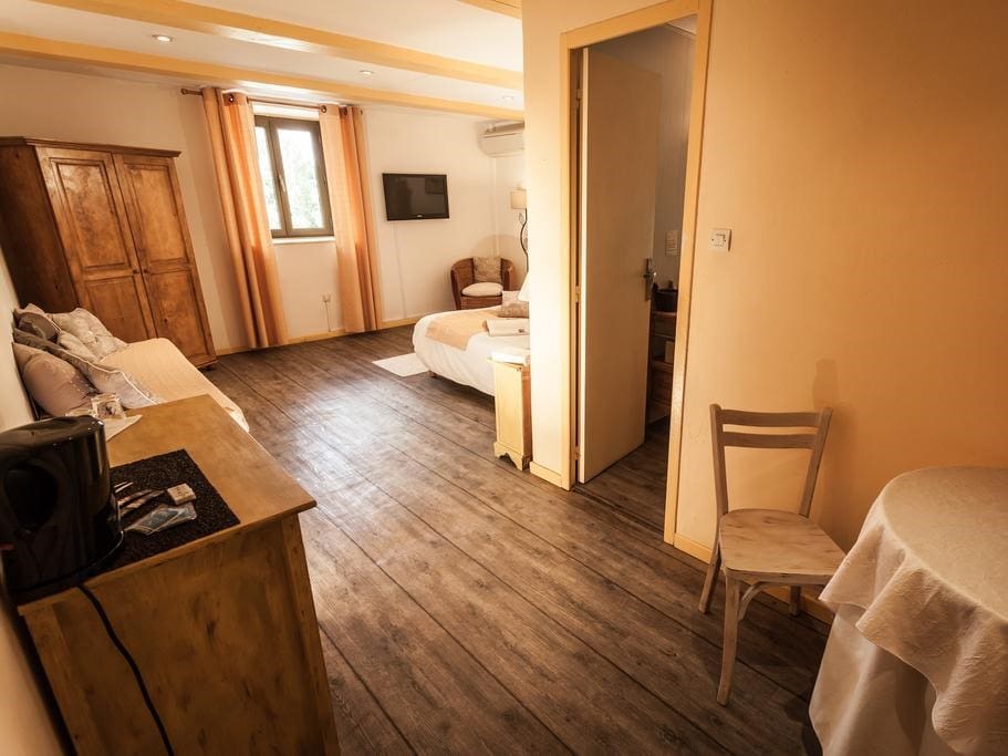 Guest room